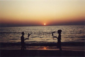 1992-Sunset-in-Vagator-Beach-Dec-1992-Miki-Wisdom-Lamy-Richard_Adrian-Scuppa